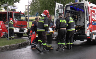 Najpierw rowerzysta, potem kobieta na skuterze