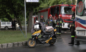 Najpierw rowerzysta, potem kobieta na skuterze