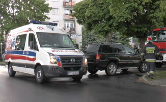 Najpierw rowerzysta, potem kobieta na skuterze