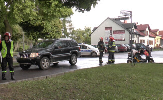 Najpierw rowerzysta, potem kobieta na skuterze