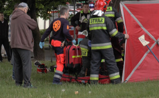 Najpierw rowerzysta, potem kobieta na skuterze