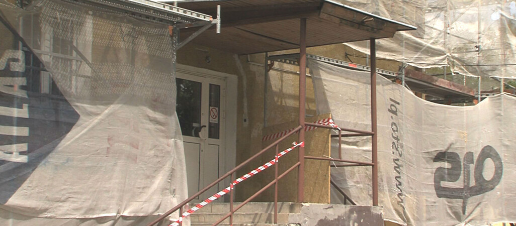 Kłopoty z budową nowych komend