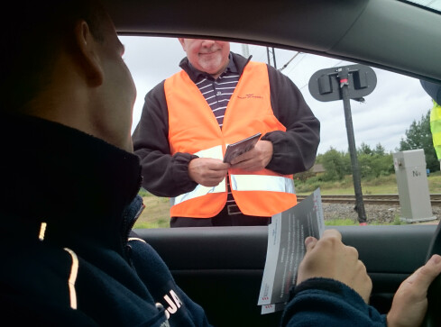 Bezpieczny przejazd kolejowy. Akcja policji - grafika