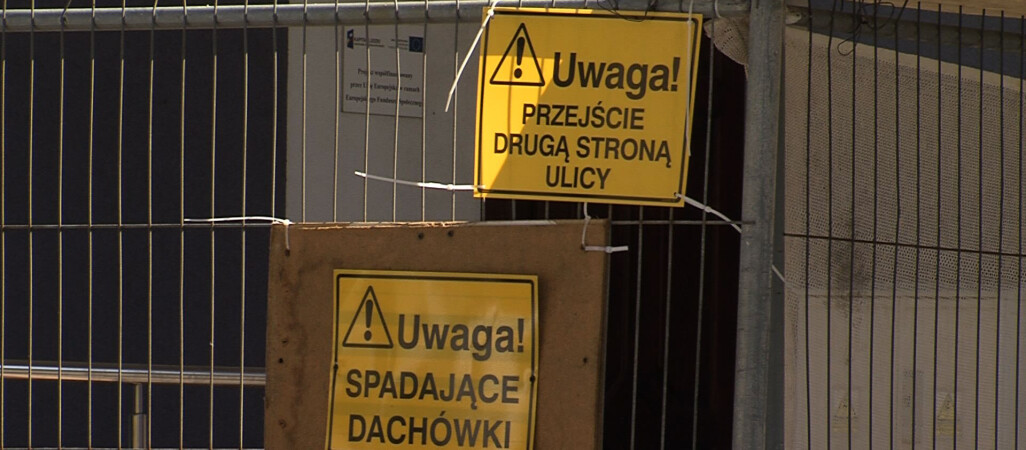 Spadają dachówki z pilskiego MOPS-u