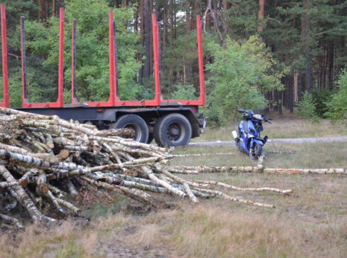 Pijany, motocyklem w naczepę - grafika