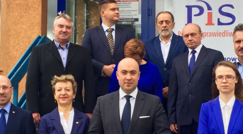 PiS odsłania karty. Kto na listach? - grafika