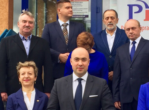 PiS odsłania karty. Kto na listach? - grafika