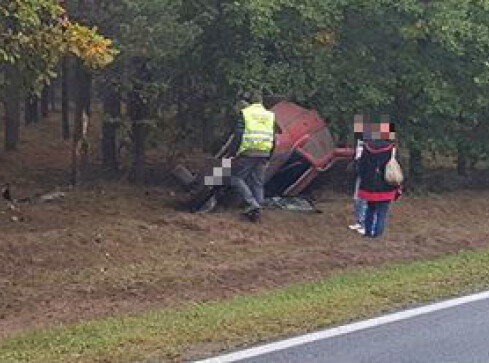 Dachowanie - cudem nikomu nic się nie stało - grafika