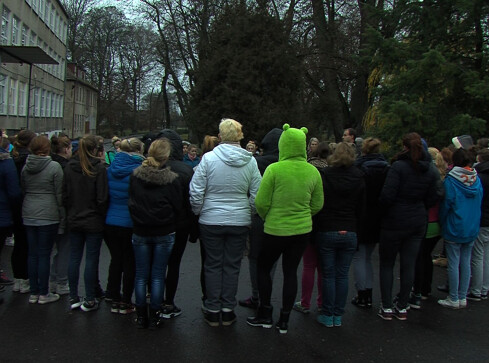 15-latka wyskoczyła z okna na drugim piętrze - grafika