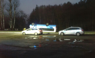 Autobus dachował pod Piłą. Cztery osoby w szpitalu