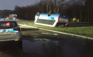 Autobus dachował pod Piłą. Cztery osoby w szpitalu