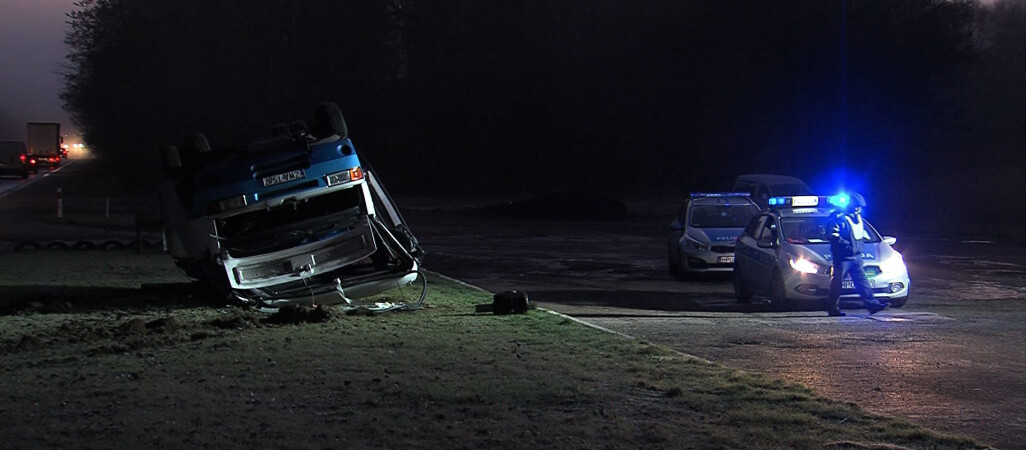 Autobus dachował pod Piłą. Cztery osoby w szpitalu