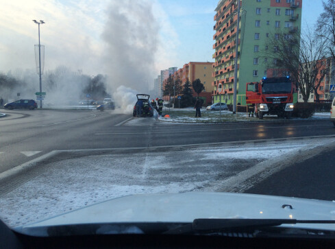 Auto zapaliło się na rondzie - grafika