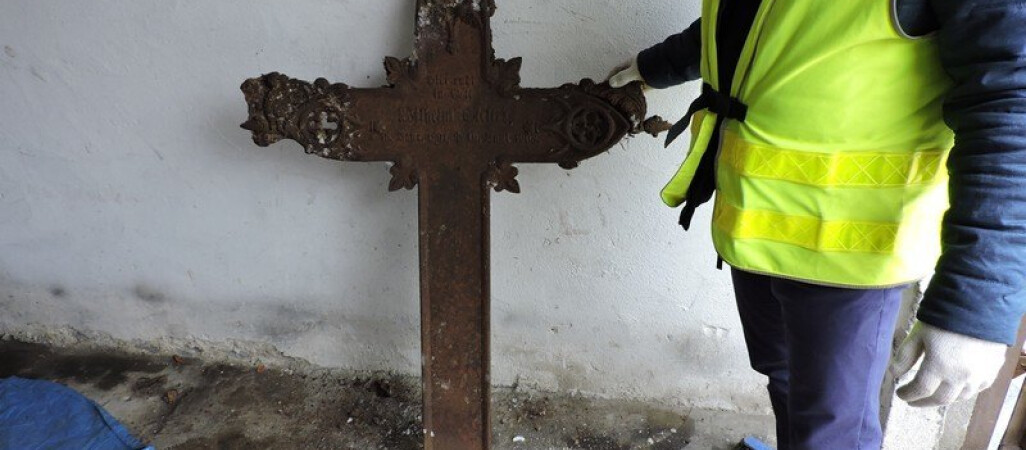 Ukradli krzyże z cmentarza. Chcieli sprzedać na złom