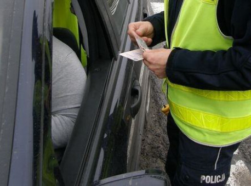 Kierowca pijany, pasażer z narkotykami - grafika
