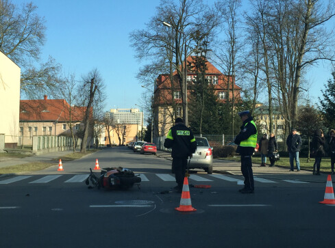 Zderzenie auta ze skuterem - grafika