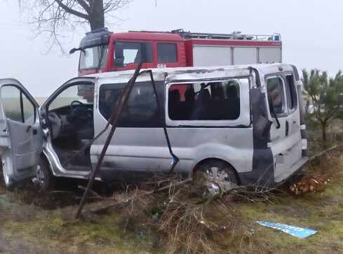Bus wypadł z drogi i dachował. Trzy osoby w szpitalu - grafika