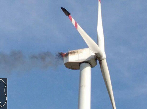 Pożar elektrowni wiatrowej. Strażacy mogli tylko patrzeć... - grafika