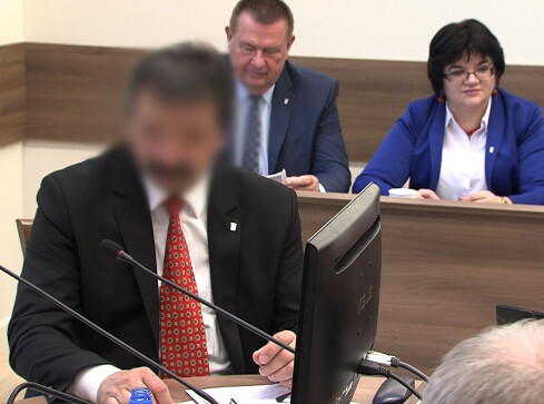 Radny z zarzutem, ale bez rezygnacji ze stanowiska - grafika