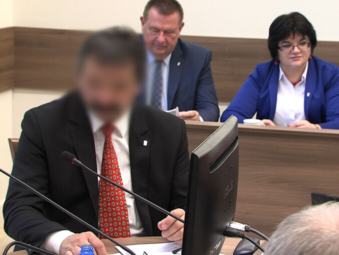 Radny z zarzutem, ale bez rezygnacji ze stanowiska - grafika