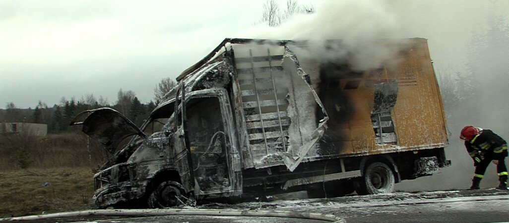 Pożar auta DHL w Pile