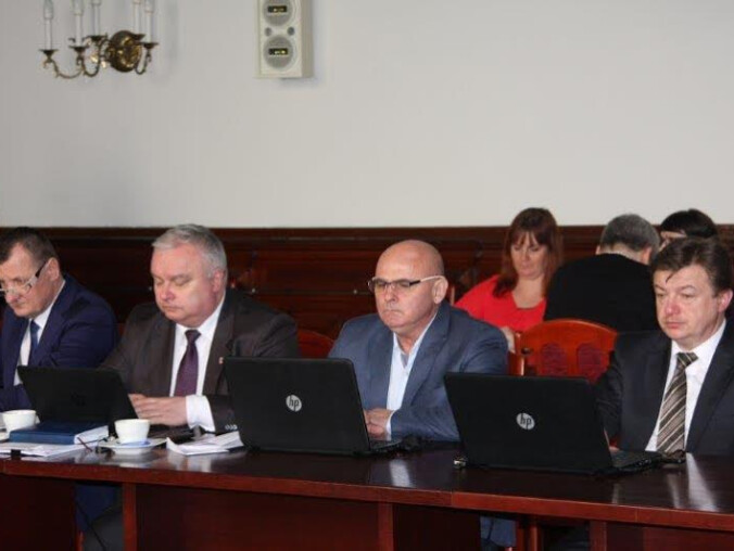 Sto tysięcy złotych na pływalnię w Trzciance - grafika