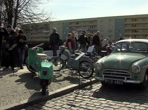 Zabytkowe samochody na ulicach Piły - grafika