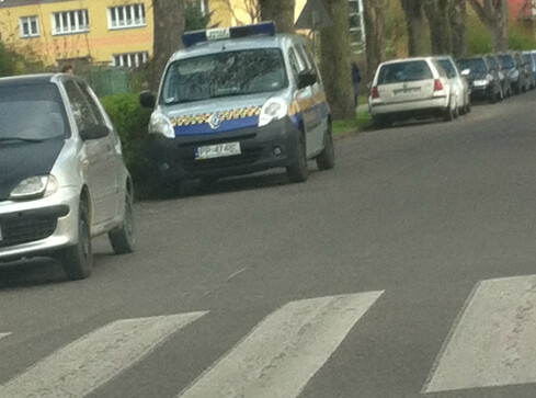 Straż miejska wyłapuje młodzież pod LO w Pile - grafika