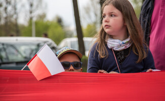 Rekord Guinnessa pobity! Flagę niosło 2,5 tys. osób!