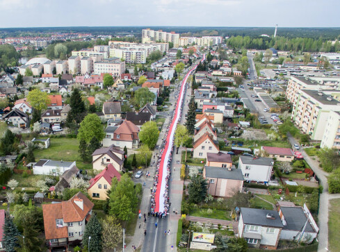 Rekord Guinnessa pobity! Flagę niosło 2,5 tys. osób! - grafika