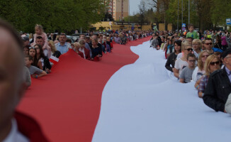 Rekord Guinnessa pobity! Flagę niosło 2,5 tys. osób!