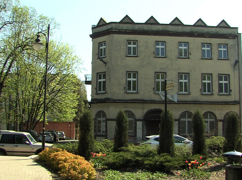 Z zabytkowego banku sypie się tynk na przechodniów - grafika