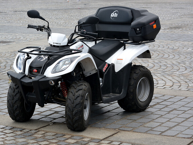 Pijany uderzył quadem w drzewo - grafika