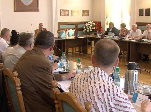 Sesja miejska w Wałczu z ważką w tle - grafika