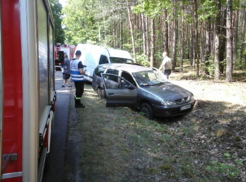Wypadek pod Trzcianką. Zderzenie busa z osobówką - grafika