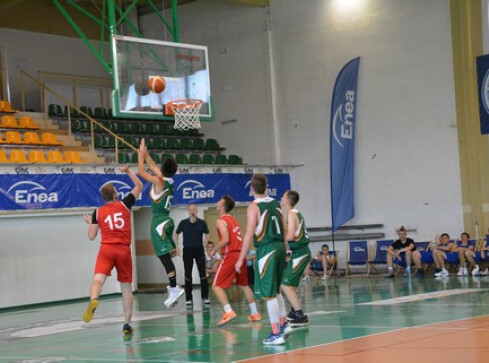 Basket podwójnym zwycięzcą w koszykarskim turnieju - grafika