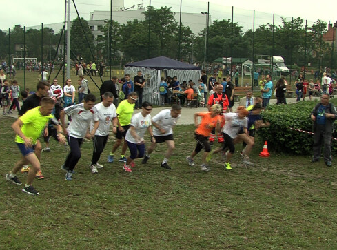 Raz do roku wokół bloku - biegali na Górnym - grafika