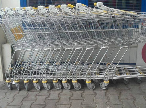 Zakupowe wózki na pilskim targowisku. Dobry pomysł? - grafika