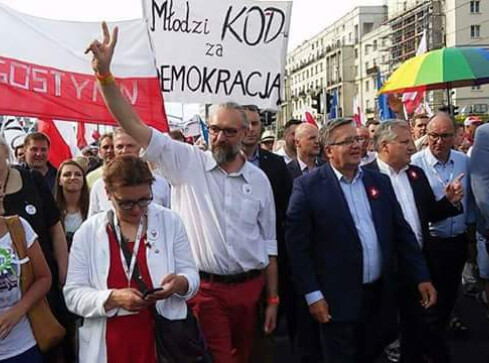 Lider KOD na manifestacji w Pile - grafika