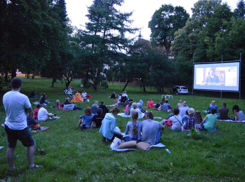 Kino pod chmurką w Pile. W lipcu co piątek - grafika
