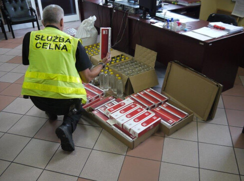 Nielegalne papierosy i alkohol w fiacie - grafika