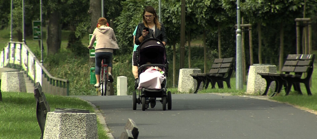 Piesi vs. rowerzyści...na promenadzie w Złotowie