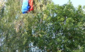 Paralotniarz wpadł na drzewo. Ratowali go strażacy