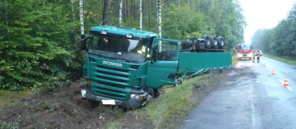 Ciężarówka wpadła do rowu