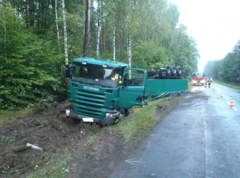 Ciężarówka wpadła do rowu - grafika