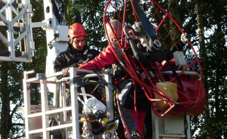 Paralotniarz wpadł na drzewo. Ratowali go strażacy