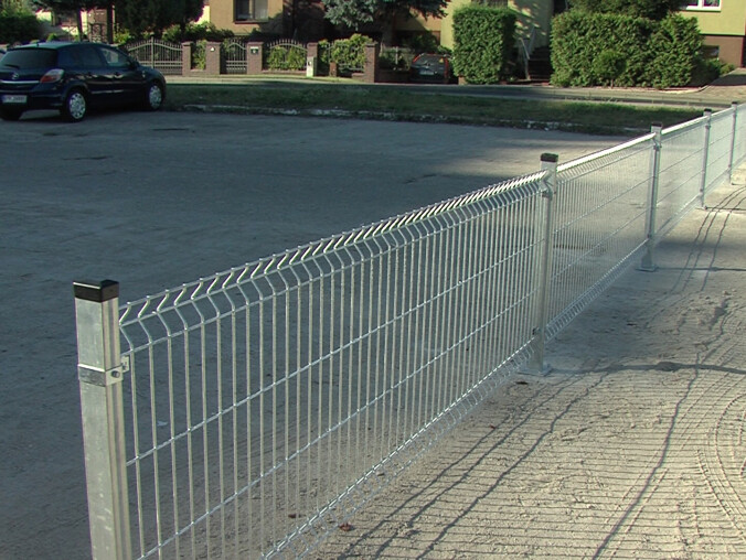 Problem śmieciowy przez zagrodzony parking w Pile - grafika