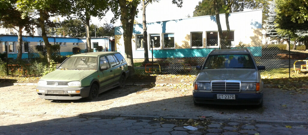 Dwa wraki samochodów blokują parking