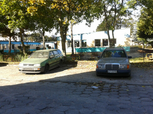 Dwa wraki samochodów blokują parking - grafika