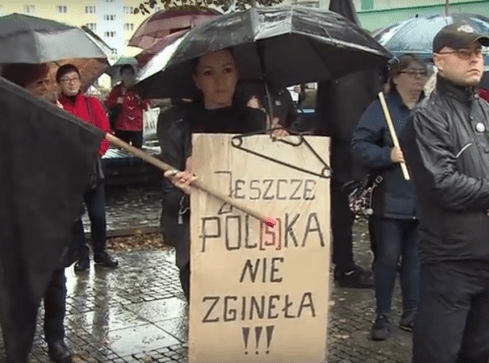 Czarny Protest w Pile. Manifestowali też przeciwnicy - grafika
